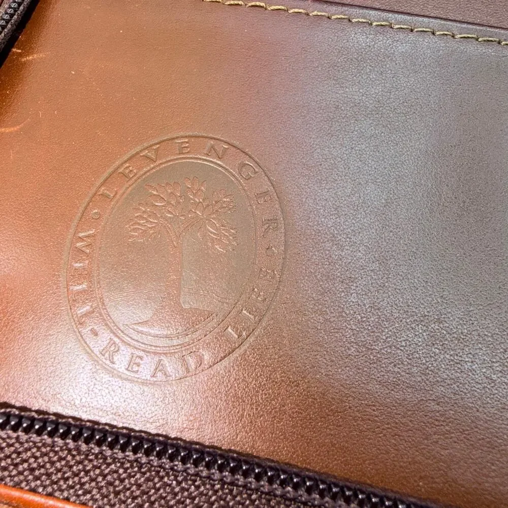 LeVenger Well Read Life Brown Leather Zip Portfolio Padfolio Organizer